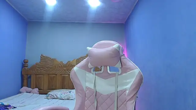 Snapshot of Coral0403 chatting on 11/20/25, 12:00 Coral0403 online show from 11/20/25, 12:00