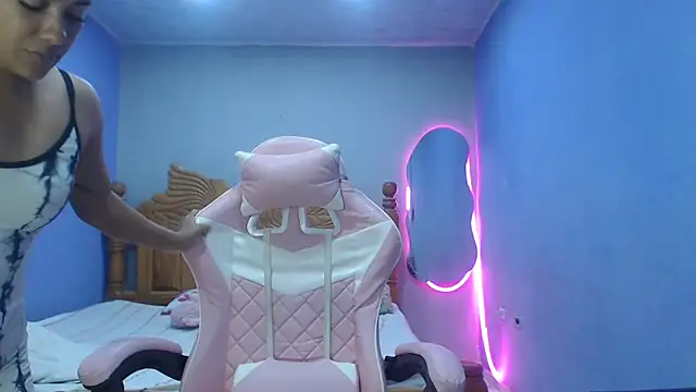 Snapshot of Coral0403 chatting on 11/09/25, 04:33 Coral0403 online show from 11/09/25, 04:33