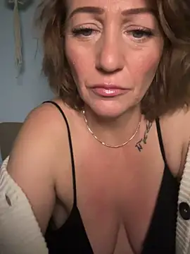 Snapshot of AlessasRoom chatting on 10/12/25, 06:48 AlessasRoom online show from 10/12/25, 06:48