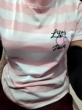 Snapshot of queen_pari chatting on 02/17/25, 12:32 queen pari online show from 02/17/25, 12:32