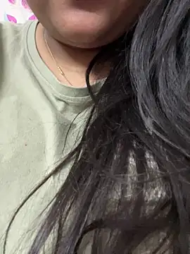 Snapshot of queen_pari chatting on 12/15/25, 07:20 queen pari online show from 12/15/25, 07:20