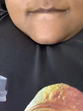 Snapshot of queen_pari chatting on 12/17/25, 06:57 queen pari online show from 12/17/25, 06:57