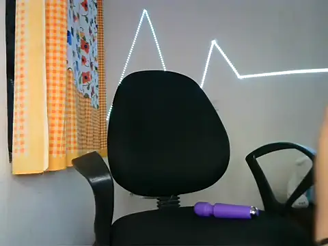 Snapshot of roseofvenom chatting on 02/23/25, 06:12 roseofvenom online show from 02/23/25, 06:12