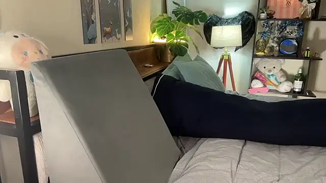 Snapshot of roseofvenom chatting on 10/29/25, 01:21 roseofvenom online show from 10/29/25, 01:21