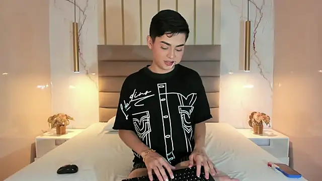 Snapshot of Maxi_little chatting on 07/14/26, 08:26 Maxi little online show from 07/14/26, 08:26