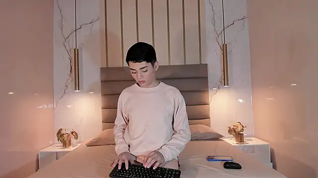 Snapshot of Maxi_little chatting on 06/19/26, 08:03 Maxi little online show from 06/19/26, 08:03