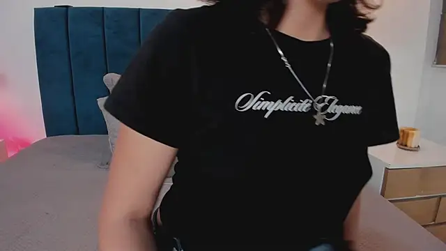 Snapshot of LuciaFerrero chatting on 09/18/25, 12:57 LuciaFerrero online show from 09/18/25, 12:57