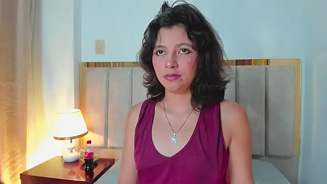 Snapshot of LuciaFerrero chatting on 10/04/25, 12:34 LuciaFerrero online show from 10/04/25, 12:34