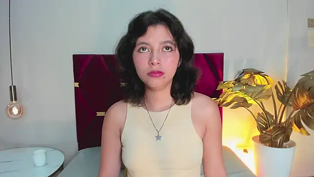 Snapshot of LuciaFerrero chatting on 10/07/25, 12:44 LuciaFerrero online show from 10/07/25, 12:44