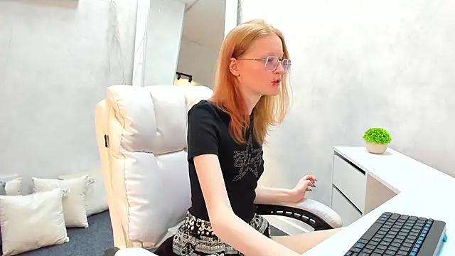 ElizabethHarpper online show from 03/05/25, 08:54