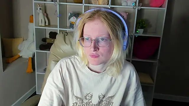 ElizabethHarpper online show from 12/15/25, 01:00