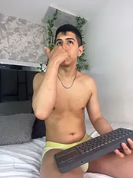 Snapshot of Angel_Khouri chatting on 09/15/25, 03:40 Angel Khouri online show from 09/15/25, 03:40