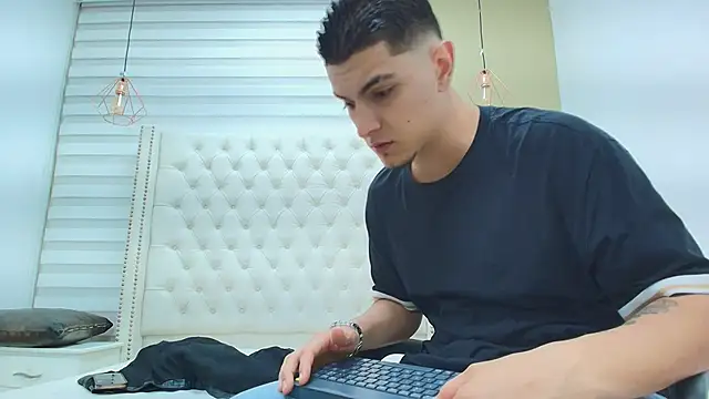 Snapshot of DAVID_VICTORIAA chatting on 12/18/25, 12:53 DAVID VICTORIAA online show from 12/18/25, 12:53