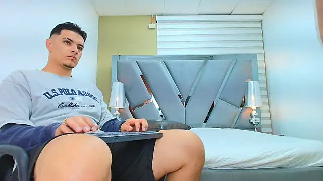 DAVID VICTORIAA online show from 04/11/26, 01:04