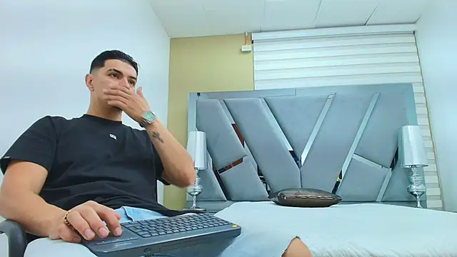 DAVID VICTORIAA online show from 04/21/26, 12:56