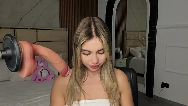 Snapshot of EmiilyHendriixx chatting on 02/15/25, 08:56 EmiilyHendriixx online show from 02/15/25, 08:56