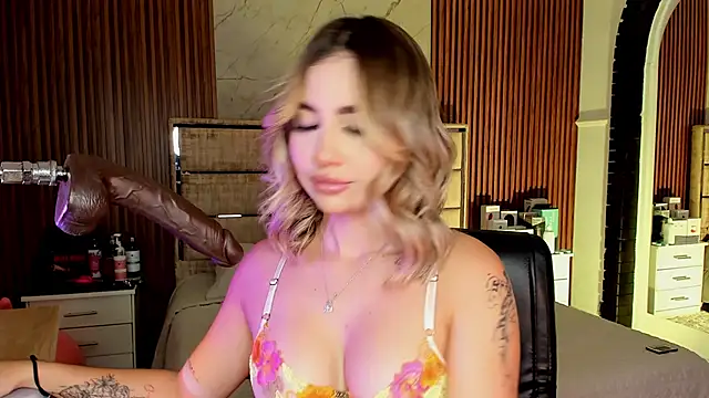 Snapshot of EmiilyHendriixx chatting on 10/28/25, 08:19 EmiilyHendriixx online show from 10/28/25, 08:19