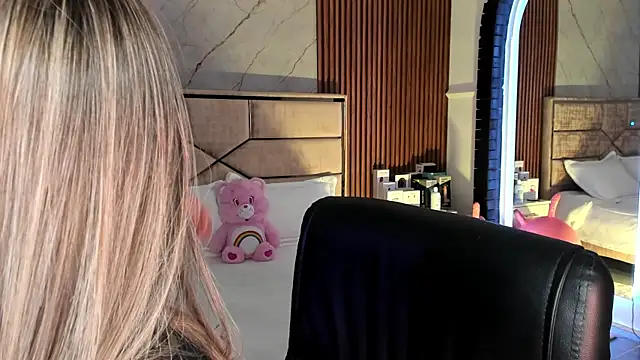 Snapshot of EmiilyHendriixx chatting on 09/20/25, 08:14 EmiilyHendriixx online show from 09/20/25, 08:14