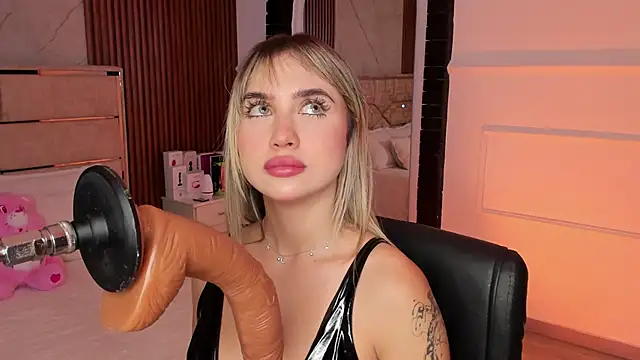 Snapshot of EmiilyHendriixx chatting on 02/13/25, 11:04 EmiilyHendriixx online show from 02/13/25, 11:04