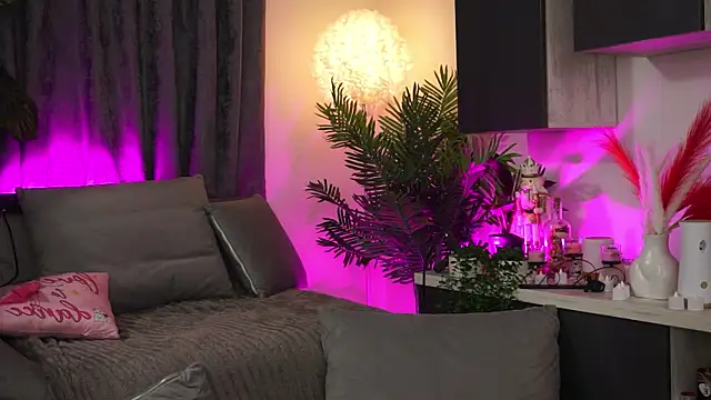 Snapshot of amiraroshen chatting on 02/21/25, 01:55 amiraroshen online show from 02/21/25, 01:55