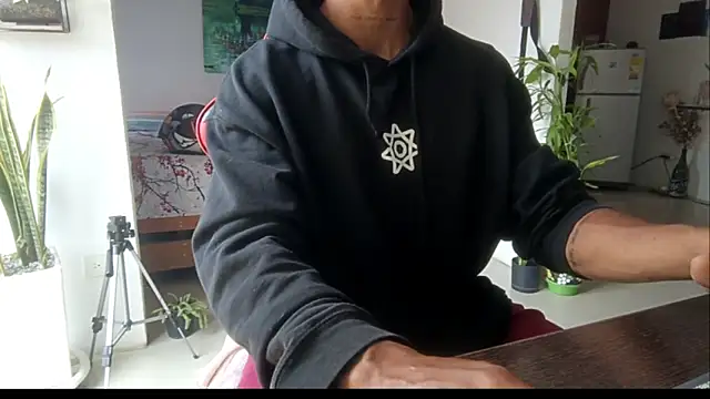 Snapshot of Adam_Valenciia chatting on 05/19/26, 02:46 Adam Valenciia online show from 05/19/26, 02:46