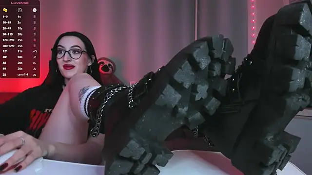 Snapshot of Miss_Alice__ chatting on 01/13/25, 05:23 Miss Alice online show from 01/13/25, 05:23