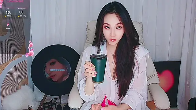 Snapshot of xiaotiantian-76 chatting on 10/27/25, 03:02 xiaotiantian-76 online show from 10/27/25, 03:02