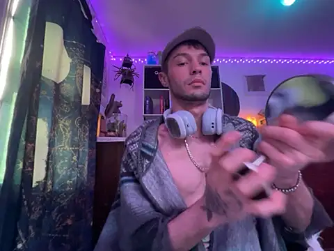 Snapshot of Trystan_Spellman chatting on 02/10/26, 04:39 Trystan Spellman online show from 02/10/26, 04:39