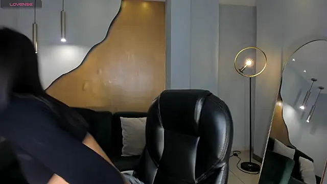 NiaSalvatore online show from 02/05/26, 03:24