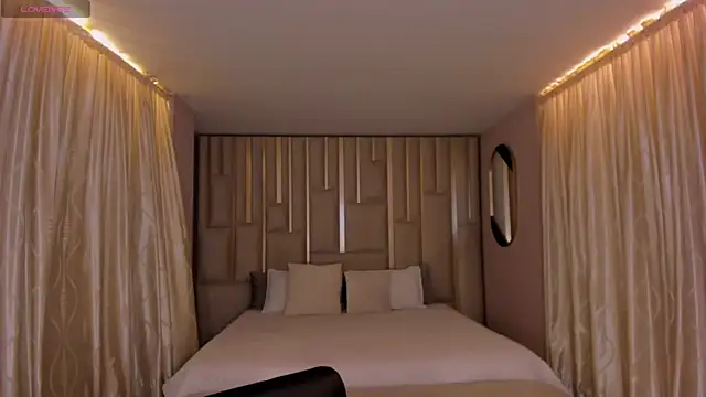 NiaSalvatore online show from 12/14/25, 05:51