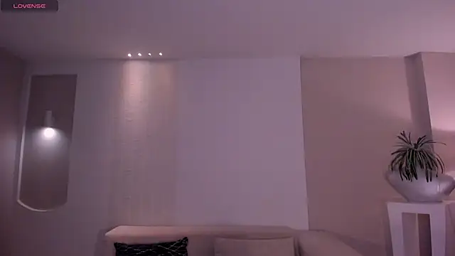 NiaSalvatore online show from 12/22/25, 08:42