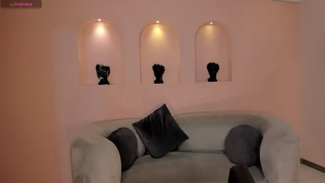 NiaSalvatore online show from 10/31/25, 06:59