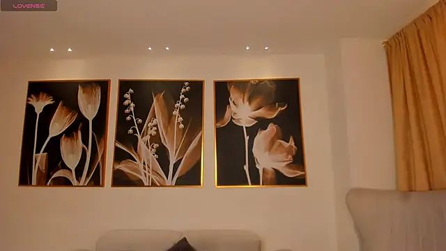 NiaSalvatore online show from 10/22/25, 07:57