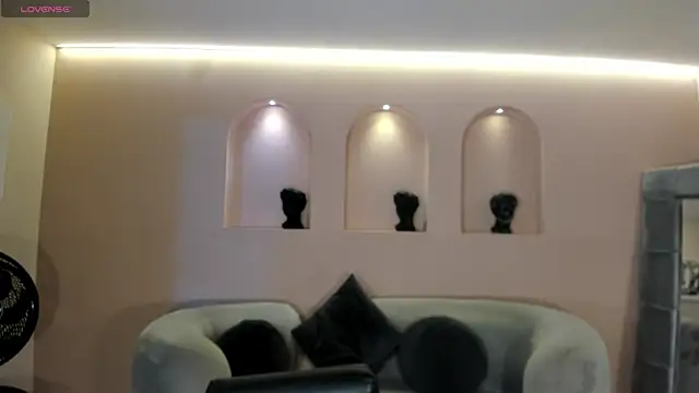 NiaSalvatore online show from 12/15/25, 07:52