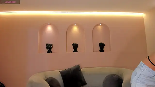 NiaSalvatore online show from 10/30/25, 06:27