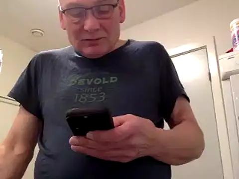 Snapshot of Parleg2 chatting on 02/05/26, 06:04 Parleg2 online show from 02/05/26, 06:04