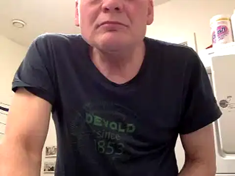 Snapshot of Parleg2 chatting on 02/15/26, 10:41 Parleg2 online show from 02/15/26, 10:41