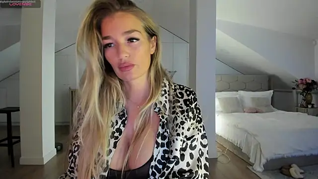 Yourhotqueeen online show from 11/17/25, 10:58