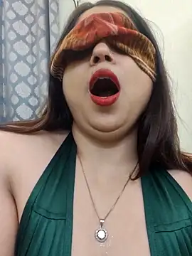 shreya1765 online show from 10/22/25, 11:42