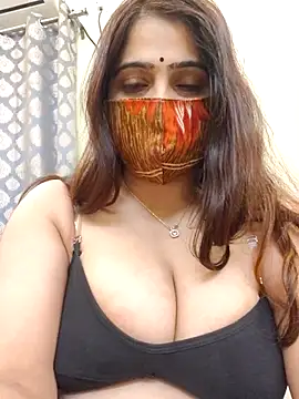 Snapshot of shreya1765 chatting on 02/13/26, 04:56 shreya1765 online show from 02/13/26, 04:56