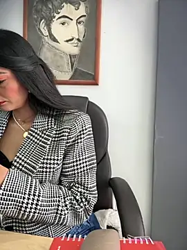 BELLA--26 online show from 11/18/25, 02:31