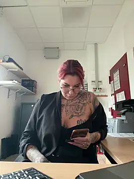 Mia-Fuchs online show from 02/12/25, 08:27