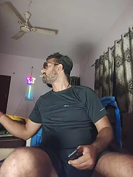 Snapshot of MAGNETICDADDY8 chatting on 11/12/25, 05:06 MAGNETICDADDY8 online show from 11/12/25, 05:06