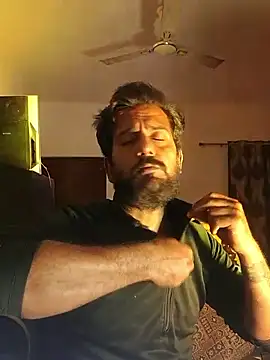 Snapshot of MAGNETICDADDY8 chatting on 12/18/25, 05:17 MAGNETICDADDY8 online show from 12/18/25, 05:17