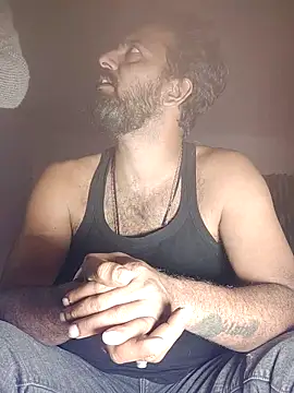 Snapshot of MAGNETICDADDY8 chatting on 12/17/25, 01:32 MAGNETICDADDY8 online show from 12/17/25, 01:32