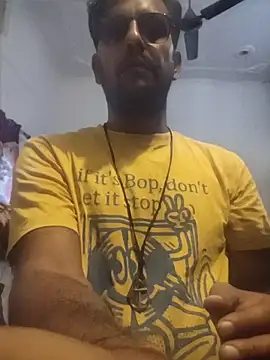 Snapshot of MAGNETICDADDY8 chatting on 10/31/25, 08:44 MAGNETICDADDY8 online show from 10/31/25, 08:44