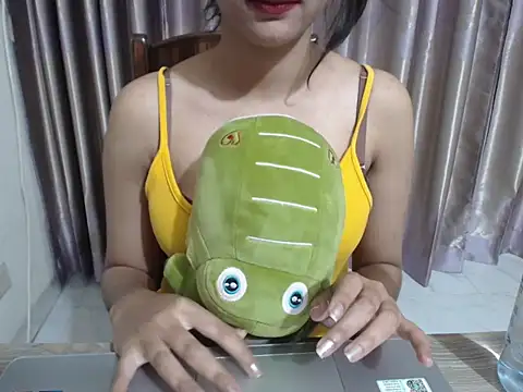 Snapshot of Elena-Cruz chatting on 02/13/25, 05:44 Elena-Cruz online show from 02/13/25, 05:44