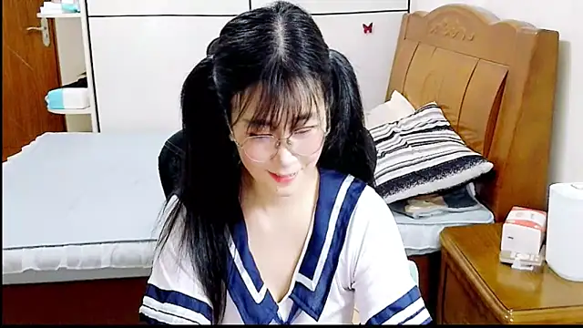 Snapshot of Strawberry_baby chatting on 10/14/25, 04:35 Strawberry baby online show from 10/14/25, 04:35