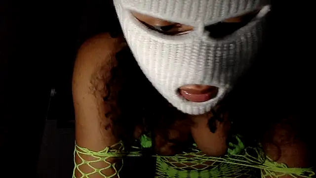 Snapshot of Amira_bayby chatting on 01/12/25, 04:29 Amira bayby online show from 01/12/25, 04:29