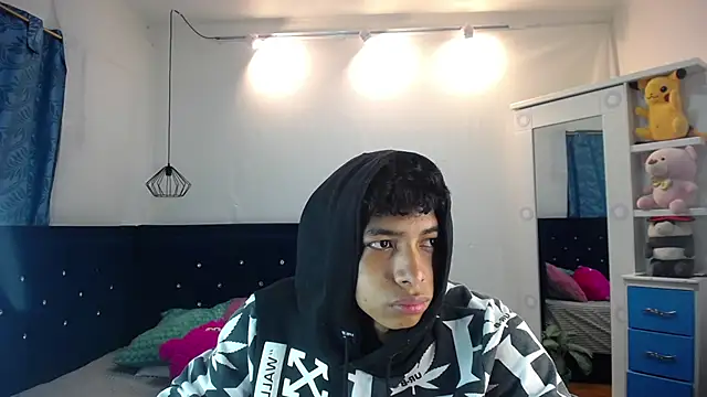 twinkmilk  online show from 03/17/25, 12:46